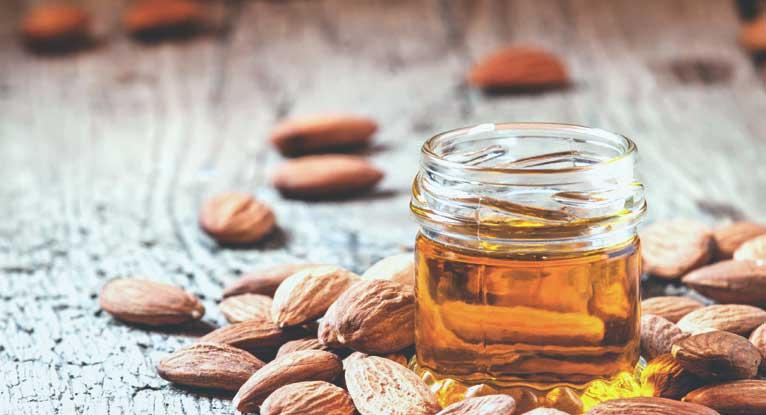 Bạn có thể sử dụng hạnh nhân dưới dạng tinh dầu và bột hạnh nhân để chăm sóc cho làn da của mình.