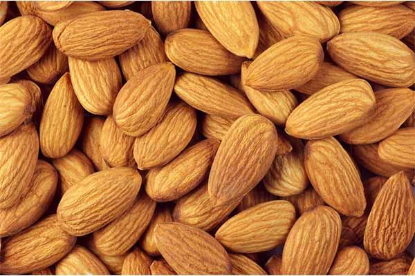 Hạnh nhân là một loại thực phẩm tốt cho tim mạch do có chứa vitamin E, chất xơ và protein.