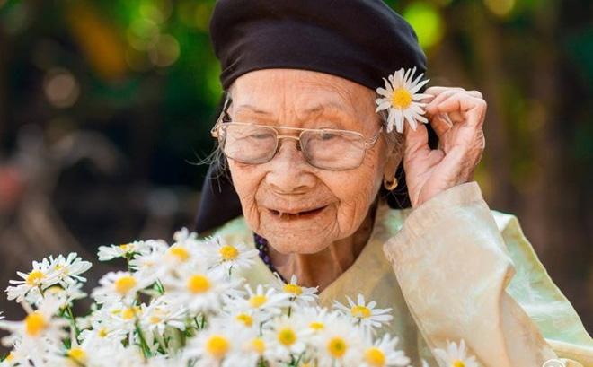 Em thật hạnh phúc khi được sống cùng bà ngoại.