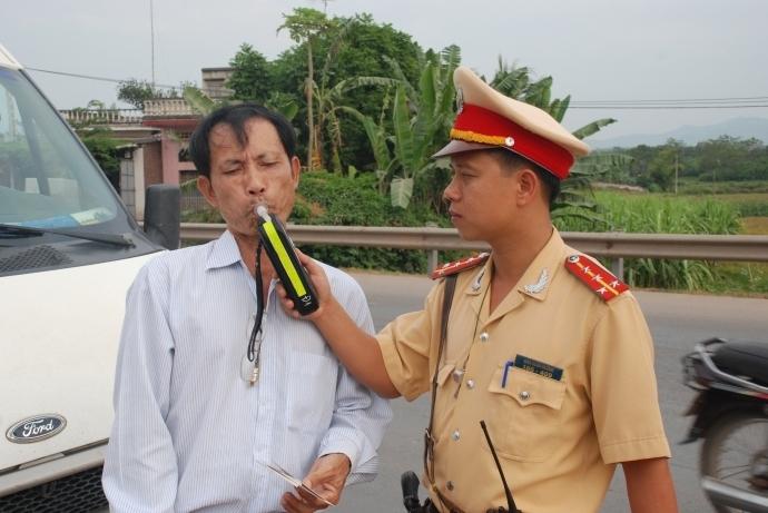 Cảnh sát giao thông tiến hành đo nồng độ cồn cho lái xe
