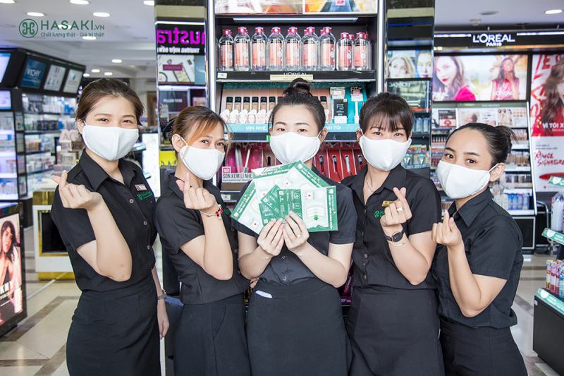 Đội ngũ nhân viên thân thiện, tư vấn nhiệt tình tại Hasaki
