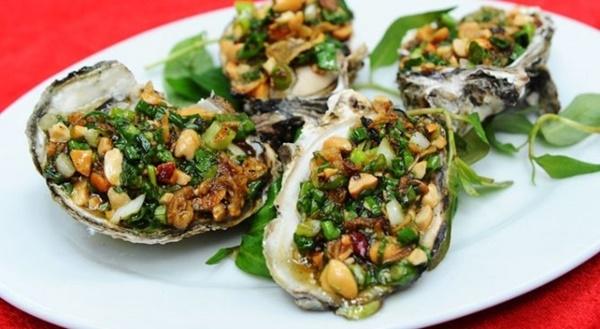 Hàu nướng mỡ hành là món ăn độc đáo và rất được lòng du khách bởi cách chế biến rất hấp dẫn, lạ mà ngon miệng.