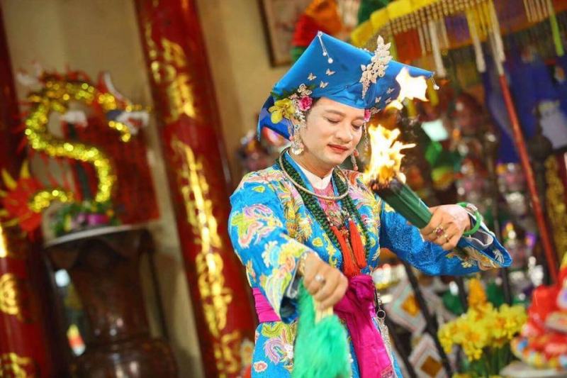 Hầu đồng hay còn gọi là hầu bóng là một hình thức giao tiếp giữa hai thế giới với nhau. Một thế giới bí ẩn vô hình, nơi tồn tại những vị thánh thần và thế giới thực tại của chúng ta đang sống. Hai thế giới đó giao tiếp với nhau thông qua một vị sứ giả là các ông bà đồng