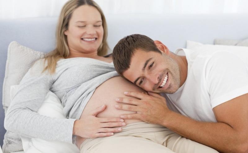 Khuyến khích bố giao tiếp với bé