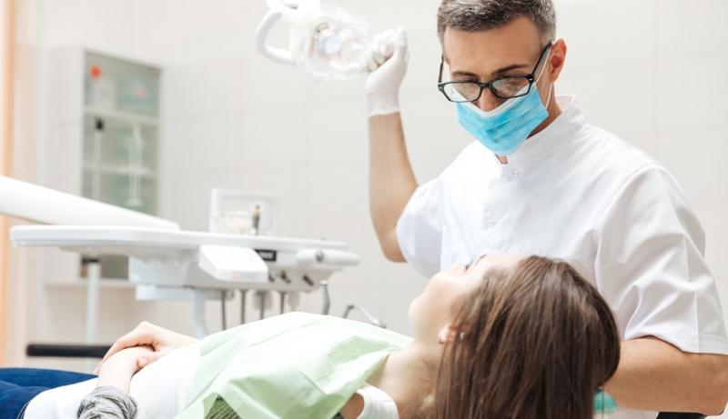 Bác sĩ khám răng cho bệnh nhân
