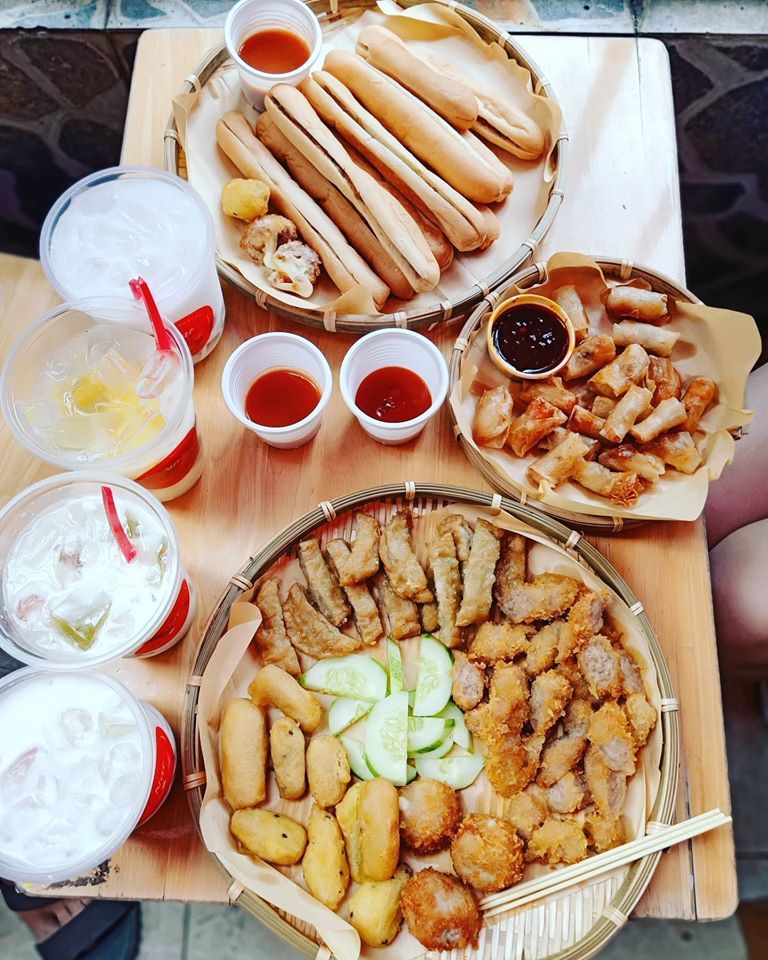 Bánh mì cay và mẹt ăn vặt Nao