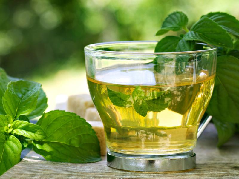 Uống trà bạc hà hoặc xoa một ít dầu bạc hà vào cổ, phần dưới mũi cũng là một cách trị bệnh ngủ ngáy hiệu quả.