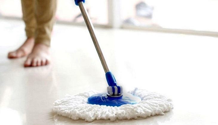 Hết sức cẩn thận khi lau nhà