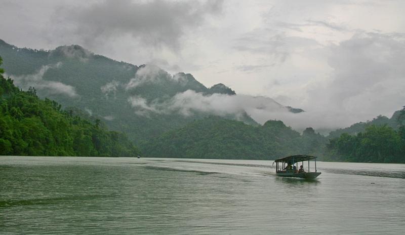 Hồ Ba Bể với nước hồ xanh trong veo