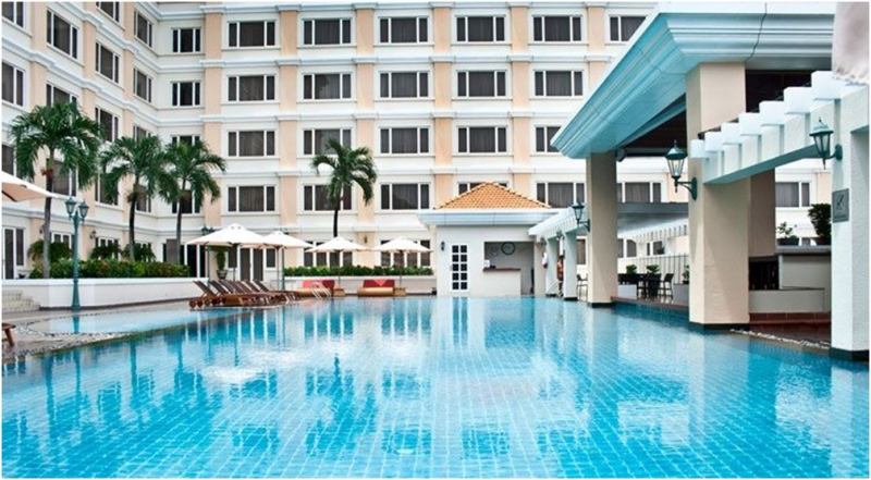 Không gian sang trọng của hồ bơi vào ban ngày