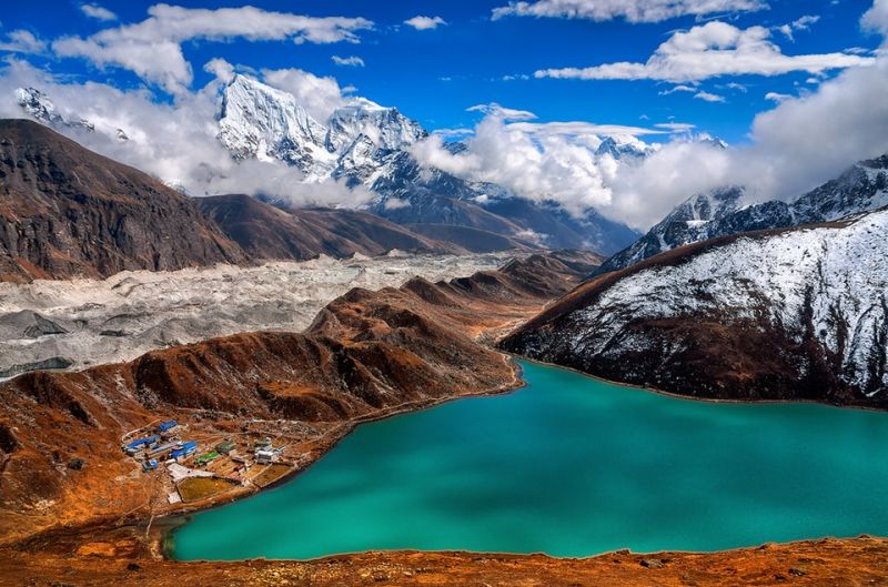 Hồ Gokyo Cho nằm trong hệ thống hồ Gokyo thuộc vườn quốc gia Sagarmatha ở Nepal