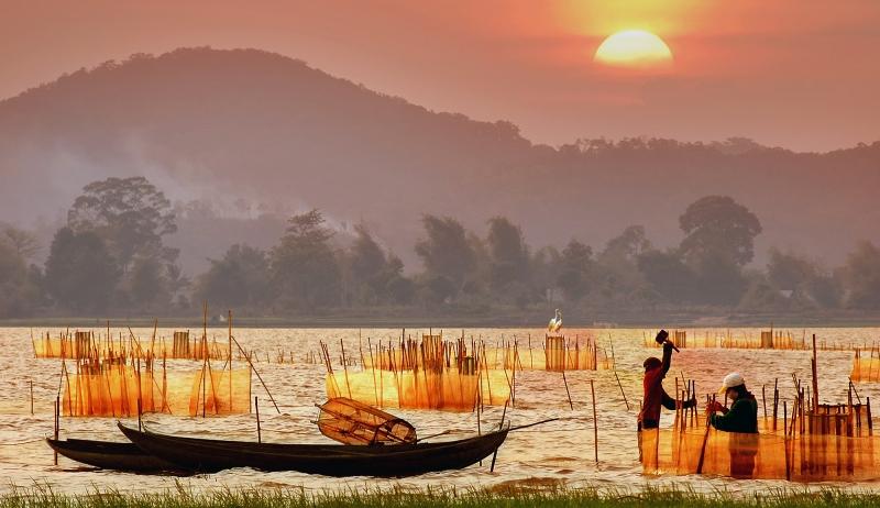 Hồ Lắk với vẻ đẹp thơ mộng ráng chiều