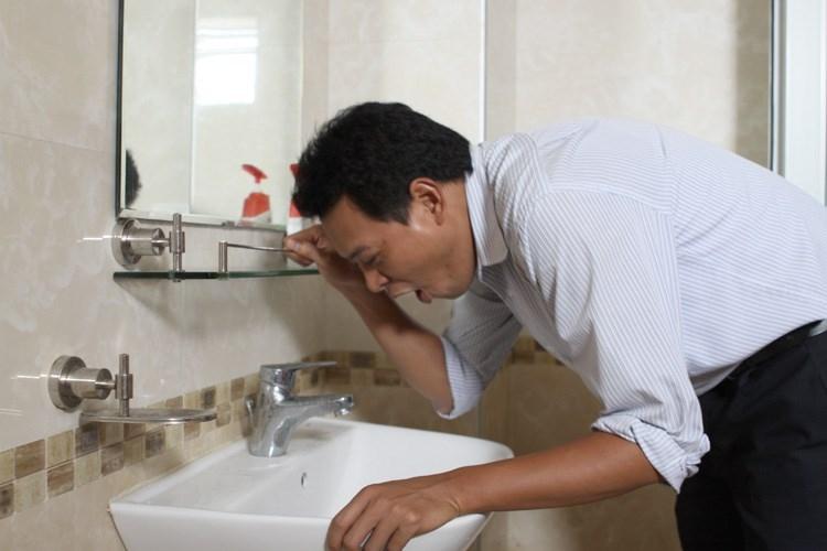 Đau bụng hoặc buồn nôn