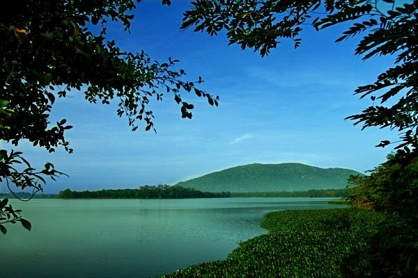 Cảnh sắc tuyệt đẹp của hồ Núi Le.