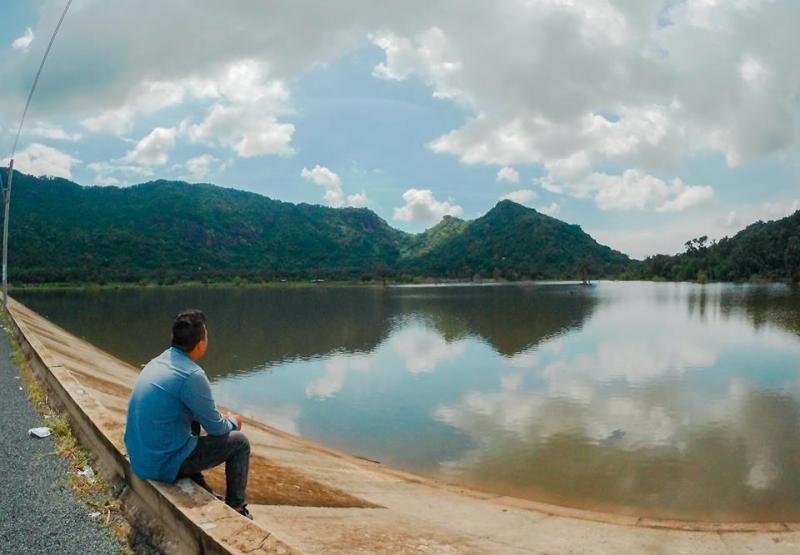Một bạn trẻ thích thú tạo dáng 
