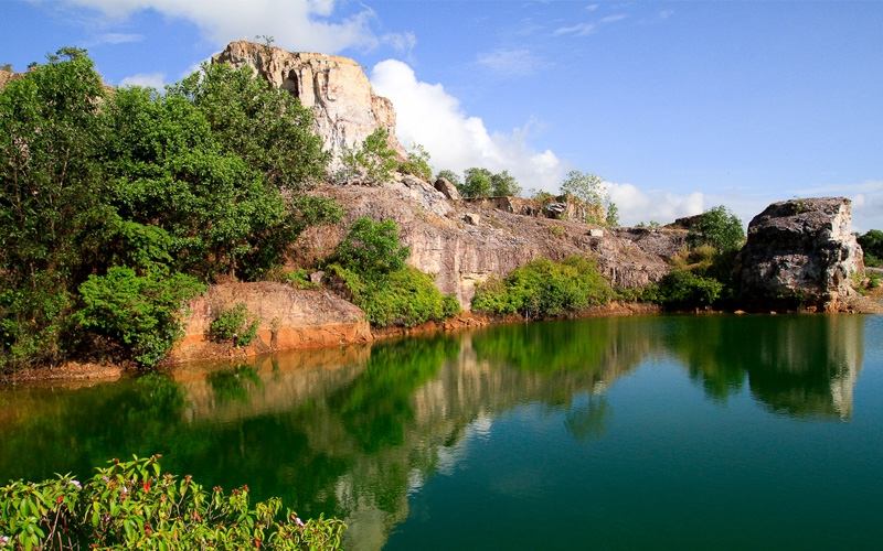 Hồ Tà Pạ với những tảng đá bao quanh làn nước trong xanh quanh năm