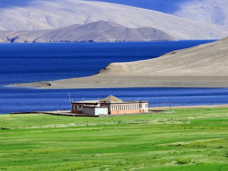 Hồ Tso Kar là hồ muối tự nhiên được bao quanh bởi dãy núi Himalayas hùng vĩ