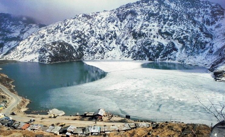 Hồ Tsomgo Lake có thể thay đổi màu sắc theo mùa