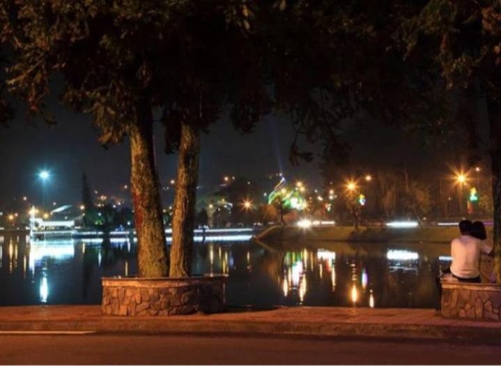 Hồ Xuân Hương về đêm