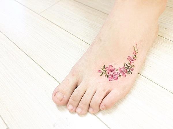 Với kỹ thuật ngày càng hiện đại, tattoo hoa bây giờ trông sinh động không khác gì một đóa hoa 3D in trên da thật sự