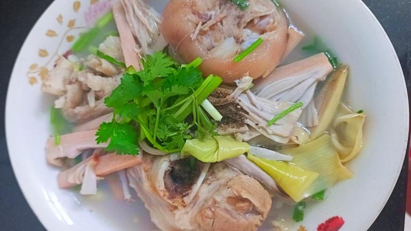 Hoa chuối nấu móng giò