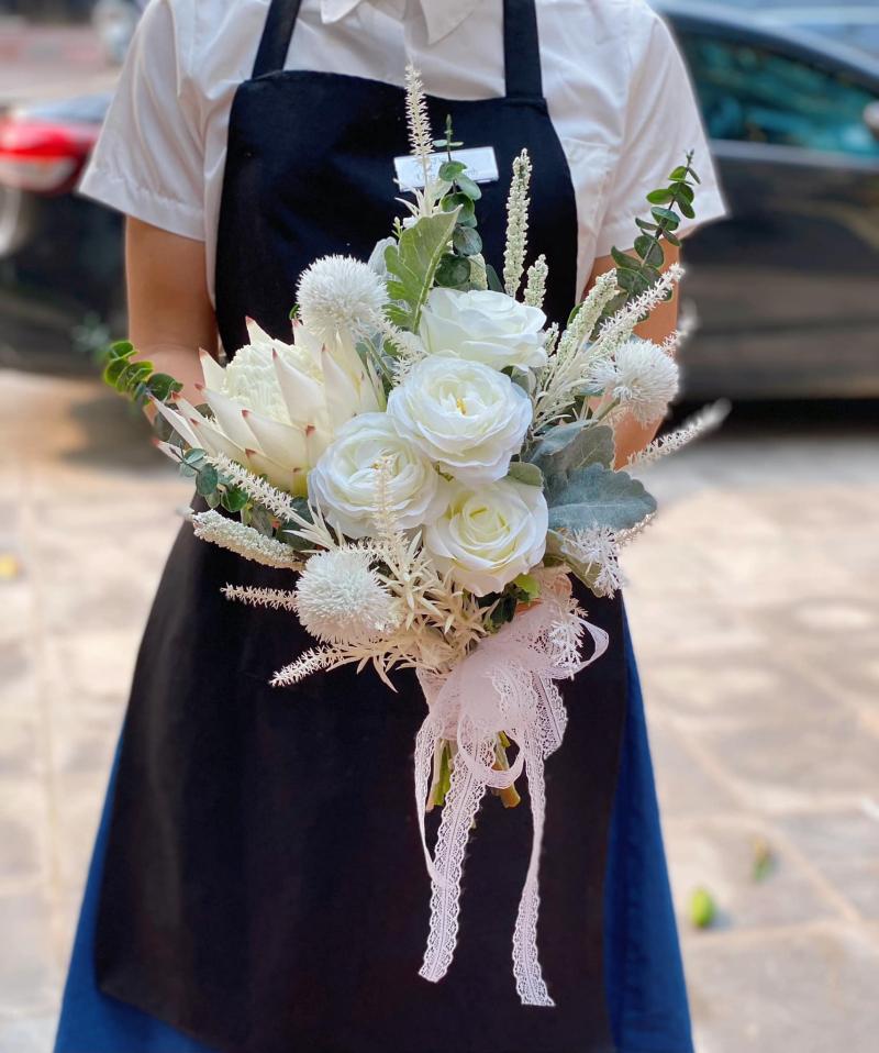 Hoa lụa trắng tinh khôi