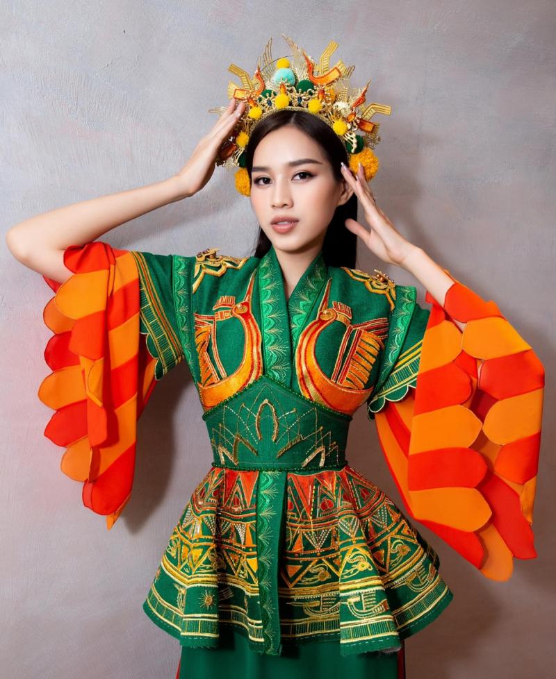 Hoa hậu Đỗ Thị Hà diện trang phục truyền thống tại Miss World