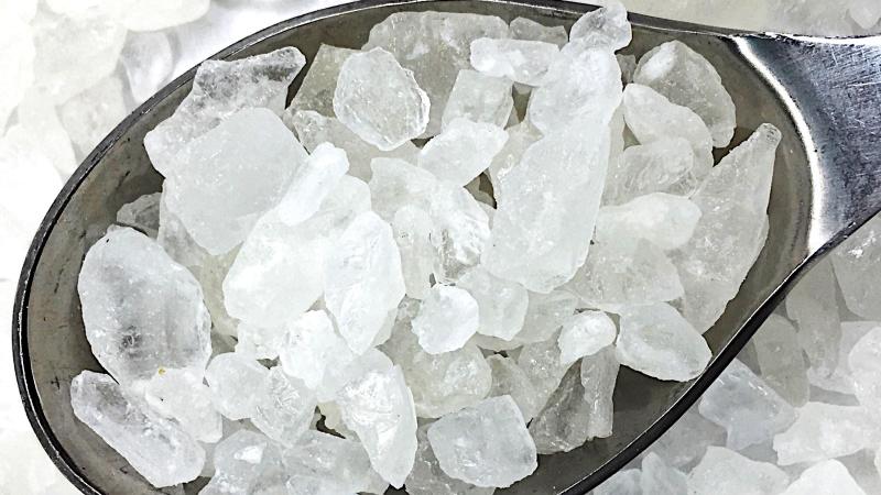 Đường phèn trộn chung với hoa hồng trắng tạo thành một vị thuốc tốt