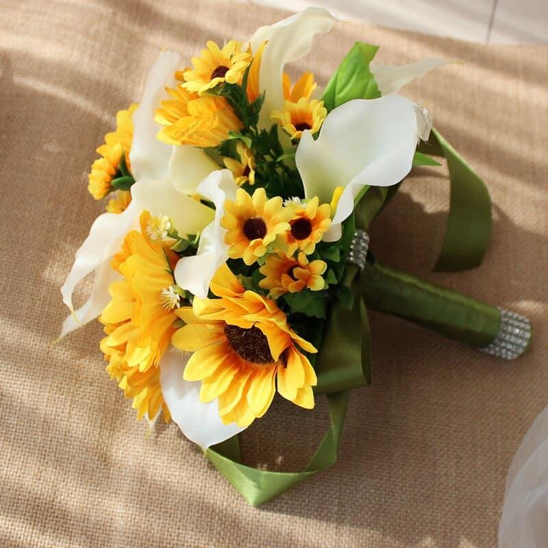 Các bạn nên chọn bó hoa hướng dương nhỏ để chụp kỉ yếu nhé!