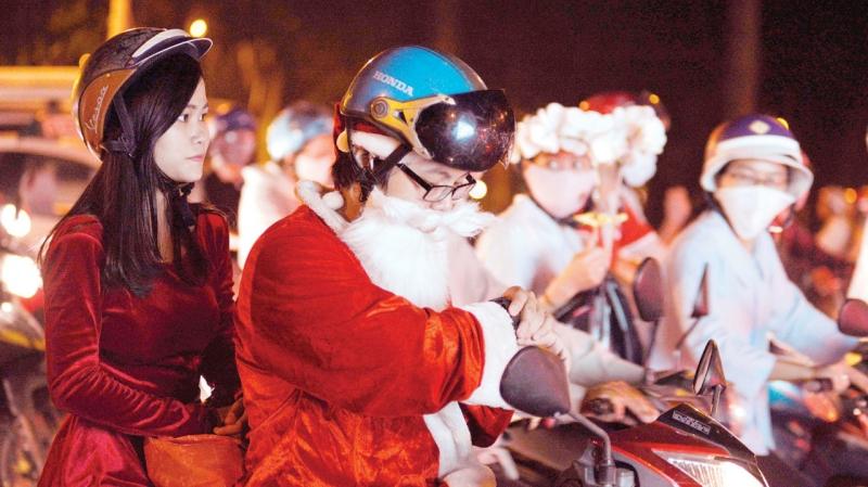 Tạo bất ngờ cho người mình yêu bằng cách đóng giả thành ông già noel