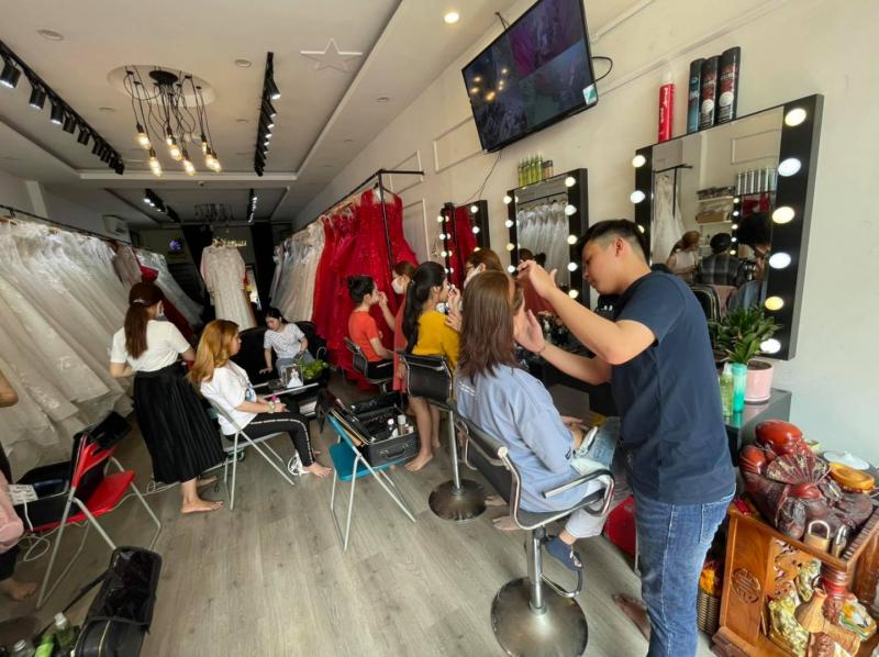 Thời gian học linh hoạt, được hướng dẫn bởi chuyên viên make up có 10 năm kinh nghiệm trong nghề