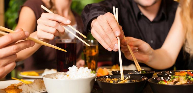 Học cách gắp thức ăn