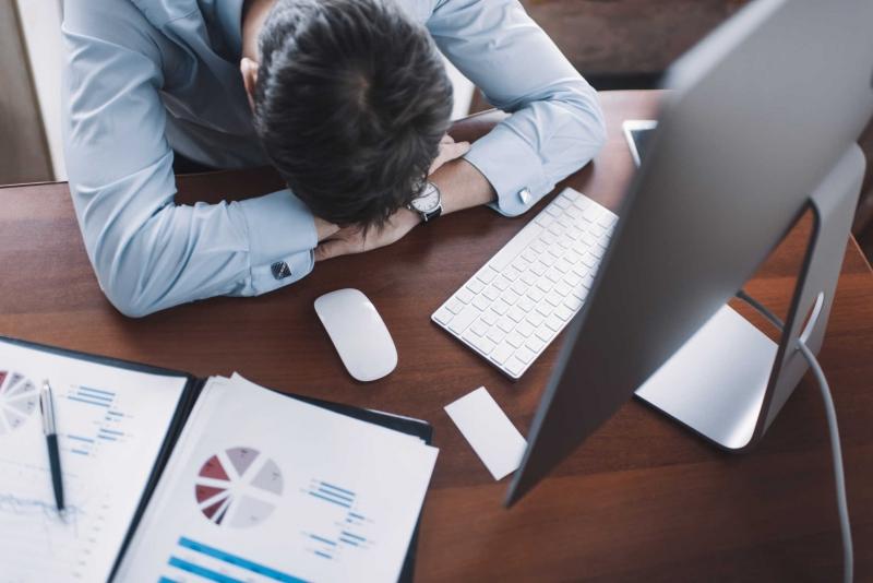 Stress vì bị tủ đè - Ảnh: Internet