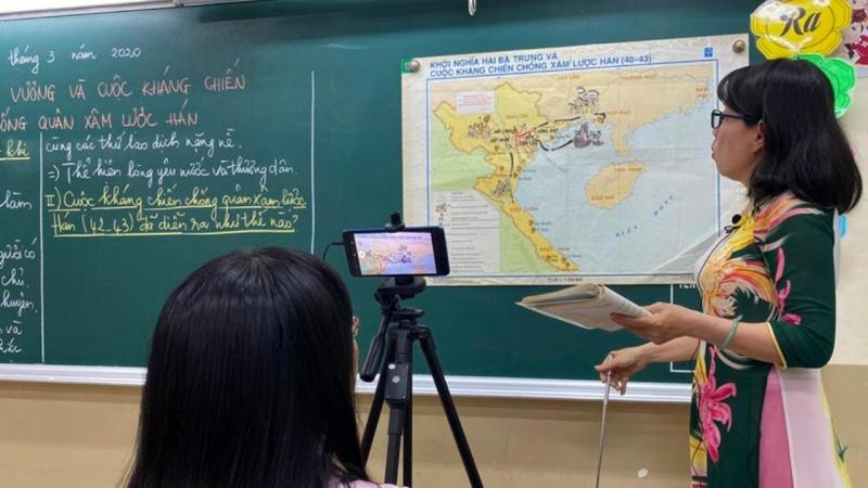 Giáo viên dạy trực tiếp kết hợp trực tuyến
