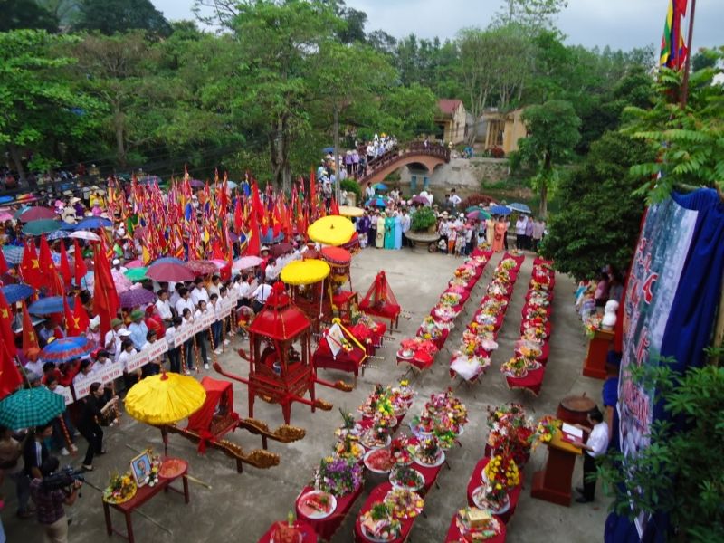 Nói đến du lịch tâm linh ở Suối Mỡ là người ta nhớ ngay đến hội đền Hạ, đền Trung và đền Thượng.