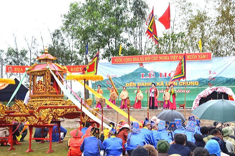 Đền Dành toạ lạc trên đỉnh núi Dành.