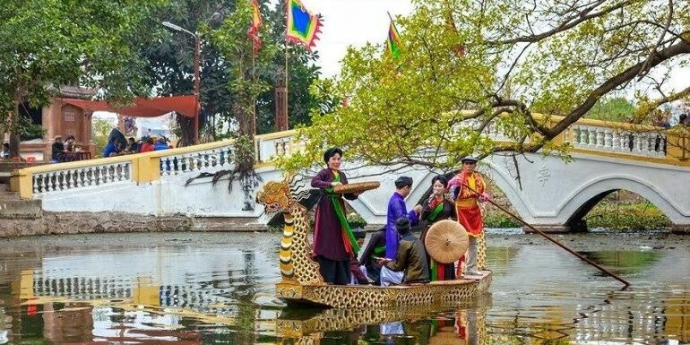 Các nam thanh nữ tú chuẩn bị hát giao duyên