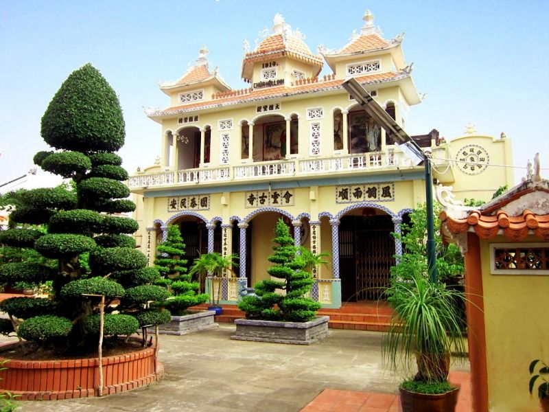 chánh điện được chụp từ xa