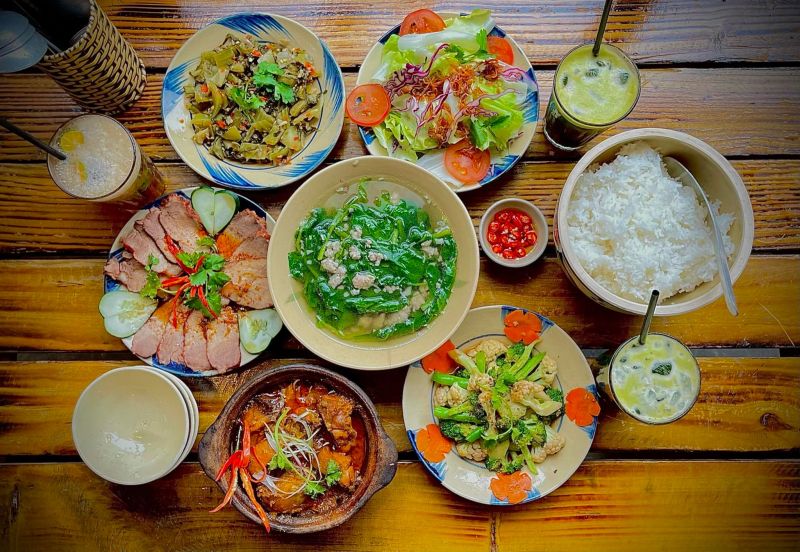 Quán cơm xe tải Phong Nga
