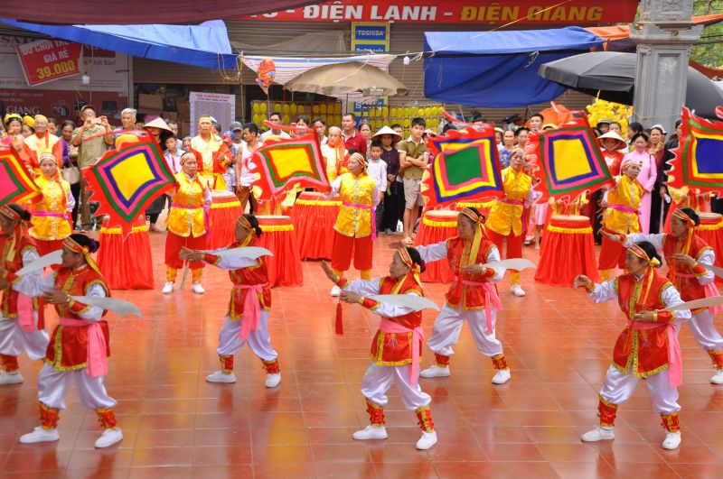 Vào ngày hội, không những nhân dân trong vùng, du khách thập phương, mà con cháu của địa phương đi làm ăn xa từ khắp các nơi cũng về trảy hội.