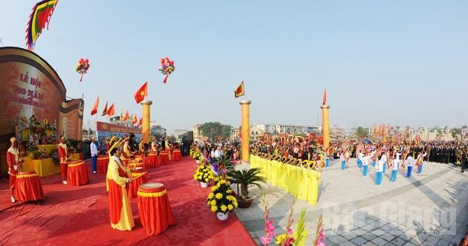 Sau khi phần lễ kết thúc, các làng Thành và làng Vẽ tổ chức hội làng của mình với các các trò chơi dân gian như: cờ tướng, hát chèo nhà chùa, dâng hương lễ phật, tế thành hoàng...
