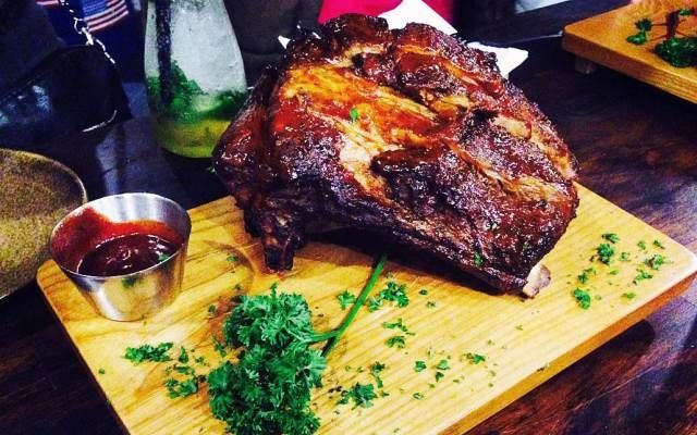 Miếng thịt nướng hun khói Mỹ tại Holic