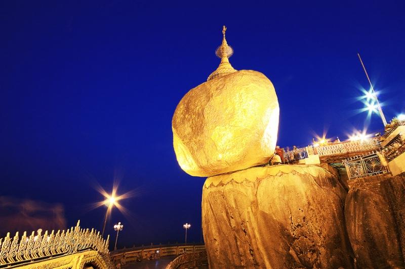Hòn đá vàng Golden Rock chênh vênh rực rỡ trong ánh điện