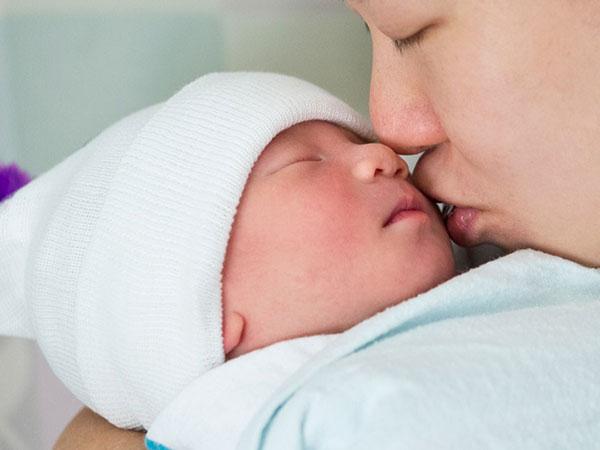 Không được hôn trẻ sơ sinh