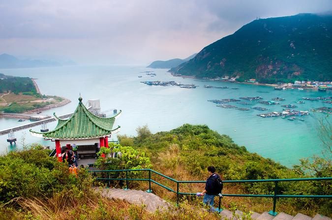 Đảo Lamma được bao quanh bởi nước biển màu xanh ngọc biếc