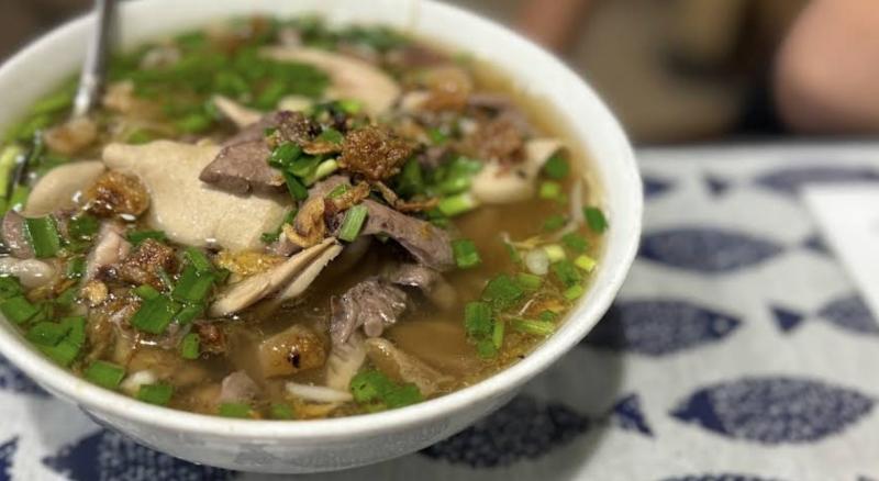 Hủ tiếu - Bánh bao Cả Cần