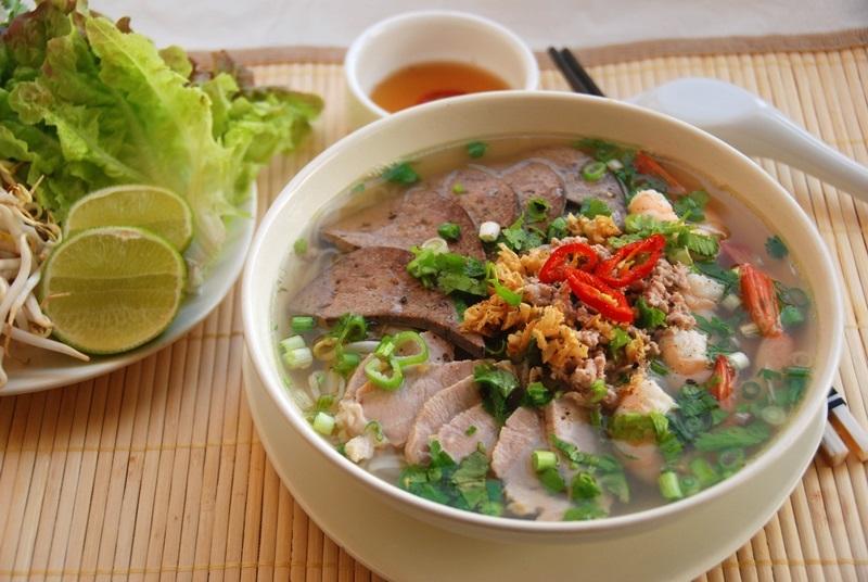 Hủ tíu mỳ sườn