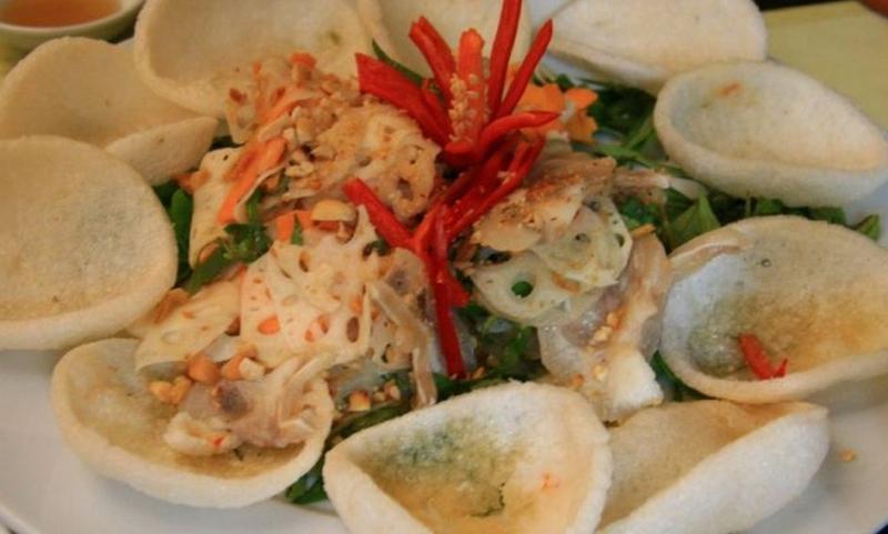 Bánh phồng tôm thường được ăn kèm với gỏi