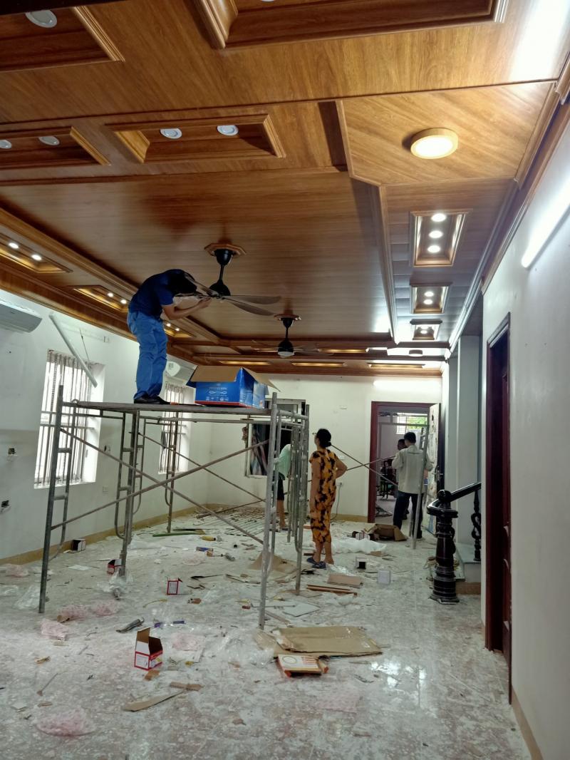 Hưng Thịnh PVC vừa cùng cấp tấm óp tường, vừa thi công