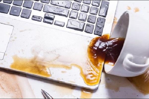 Không để đồ uống gần laptop